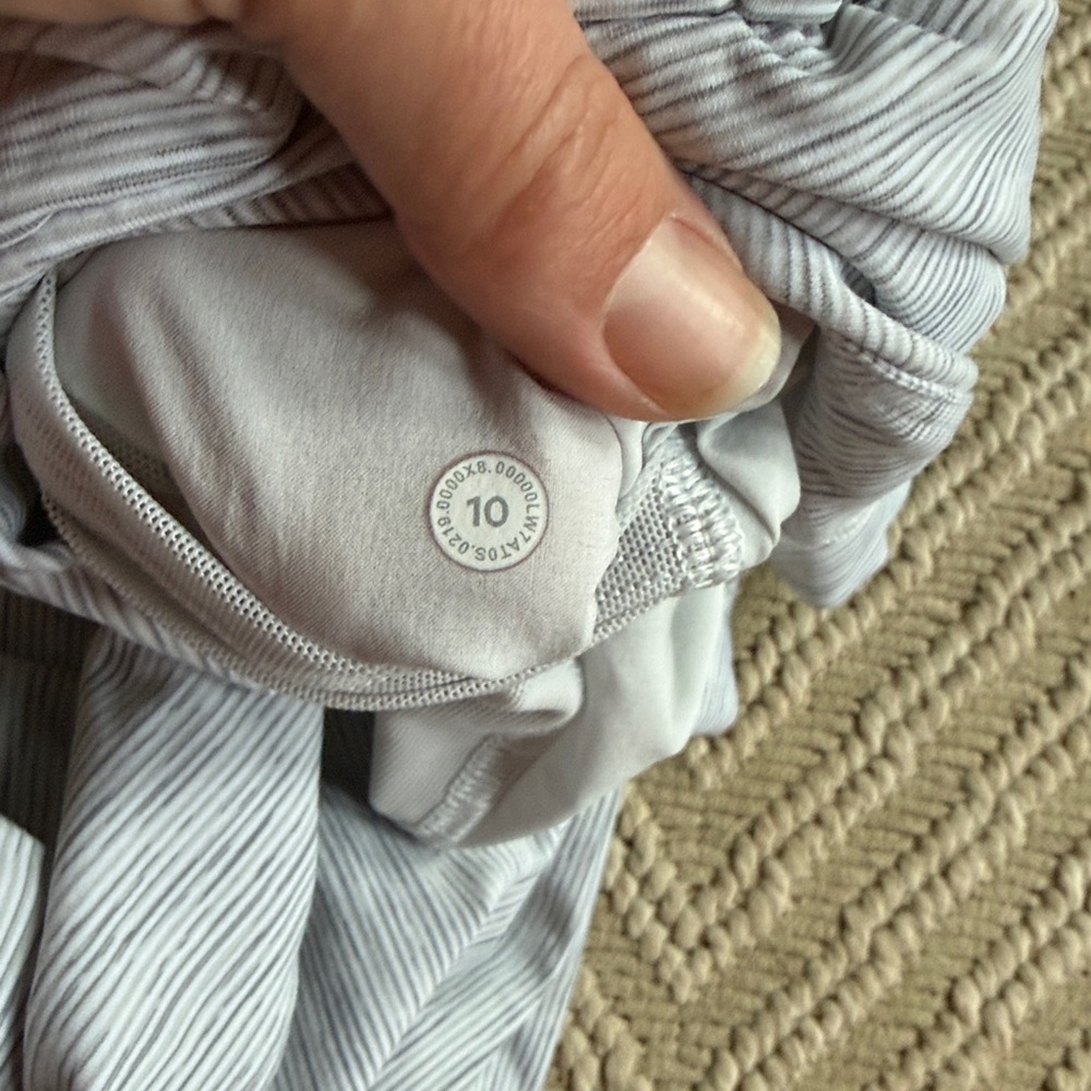 Lululemon on the fly shorts 2.5” size 10 - Picture 3 of 3